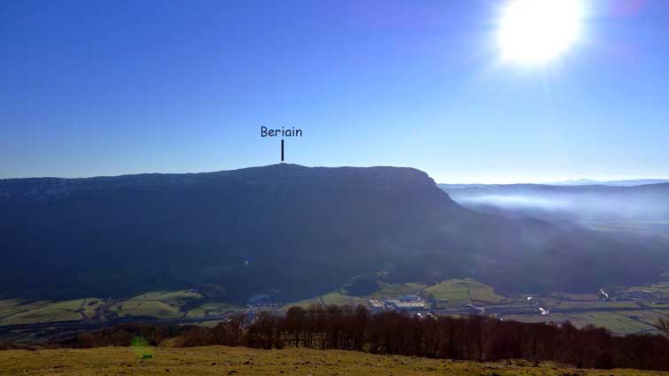 Beriain et la Sierra San Donato depuis l'ermitage San Miguel