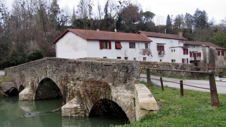 Le pont du moulin de Roby qui enjambe le Lihoury à Bidache