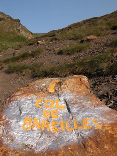 Une marque peinte sur un rocher nous indique la direction du col de Bareilles