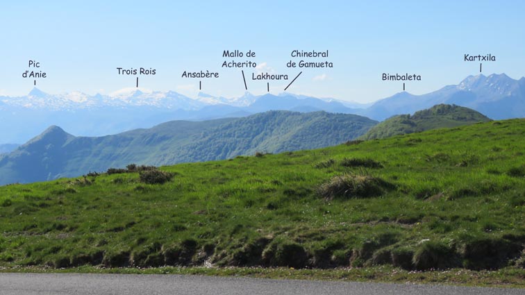Nous voyons la chaîne des Pyrénées encore un peu enneigée