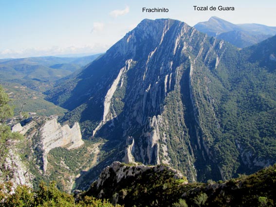 Le versant déchiqueté du Frachinito et le Tozal de Guara à l'arrière-plan.