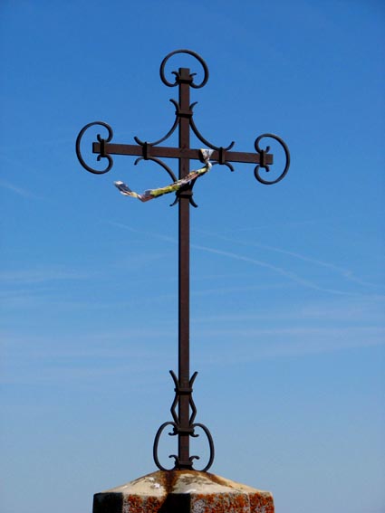 La croix, au nord du sommet, en contre-bas.