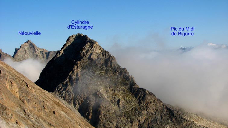 ... et sur la droite: le Pic du Midi de Bigorre qui émerge des nuages.