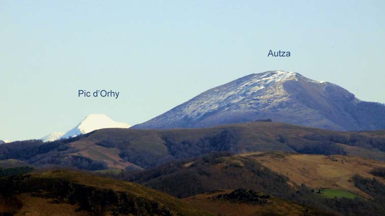 Le Pic d'Orhy enneigé à gauche de l'Autza