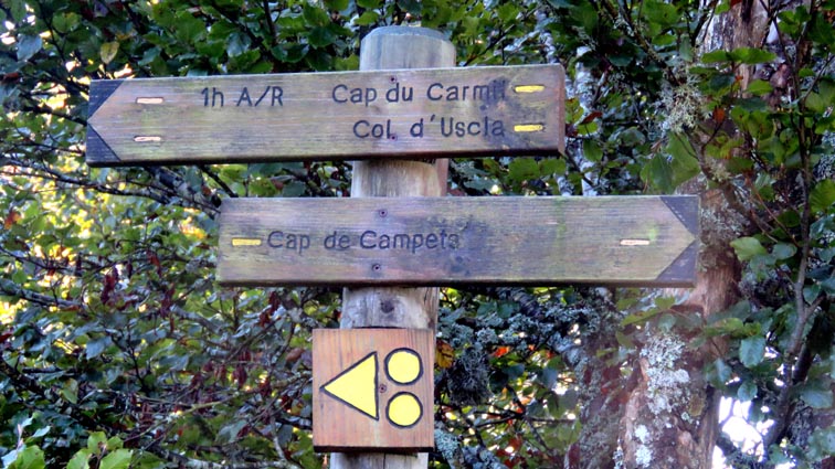 Un panneau indique "Cap du Carmil 1h30 aller-retour"