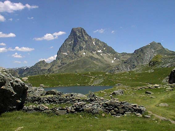 Le Pic du Midi d'Ossau et le lac Casterau.
