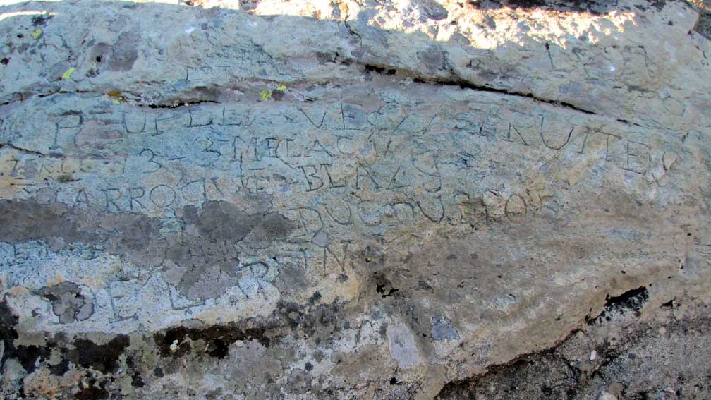 Une inscription du 27 octobre 1860 indique le nom des personnes de Laruns qui ont aleviné ce lac avec 27 truites...