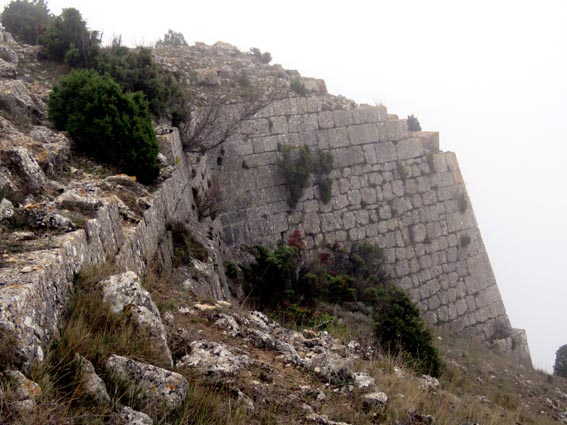 De superbes pans de murs subsistent encore, donnant une idée de la qualité de construction de cette forteresse.