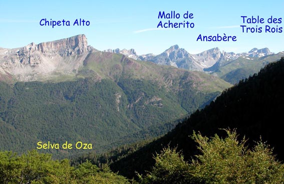 Vue sur Chipeta Alto, la Table des Trois Rois, le Mallo de Acherito et Ansabère.