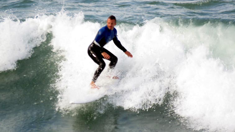 Quelques surfeurs intrépides bravent les éléments...
