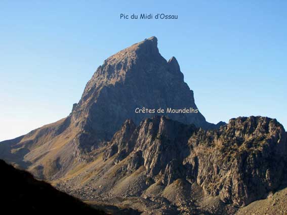Le Pic du Midi d'Ossau et les crêtes de Moundelhs.