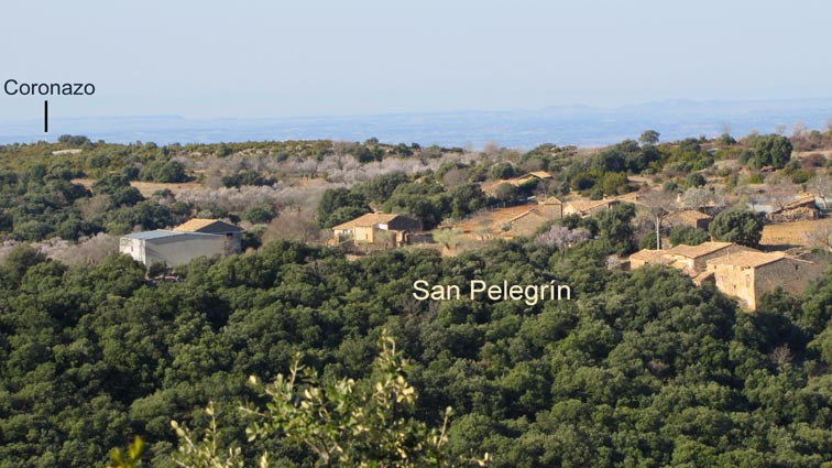 Nous voyons le hameau de San Pelegrín, et avec un peu de bonne volonté, nous repérons la borne placée au sommet du Coronazo.