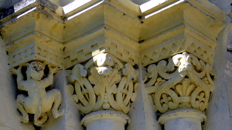 Chapiteaux du portail Sud de l'église de Tosse