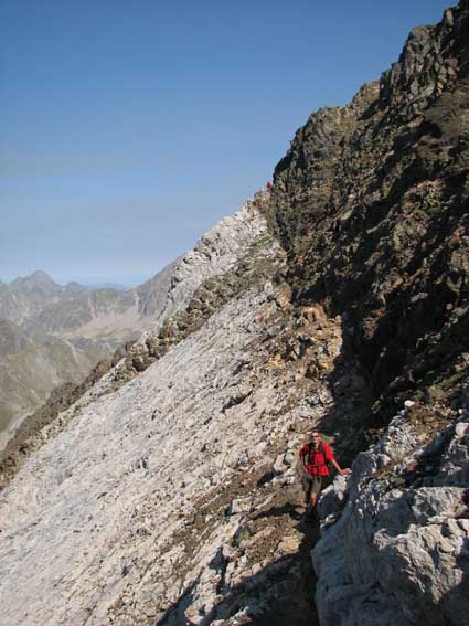 La voie normale passe à la limite supérieure du calcaire.