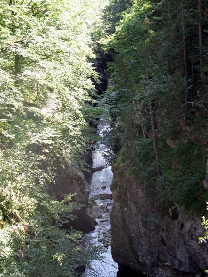 Le ruisseau d'Aguas Limpias se faufile dans une étroite gorge.