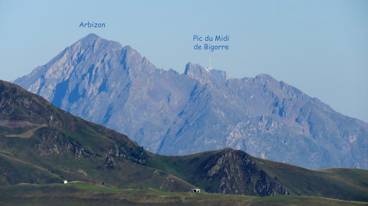 Zoom sur l'Arbizon et le Pic du Midi de Bigorre