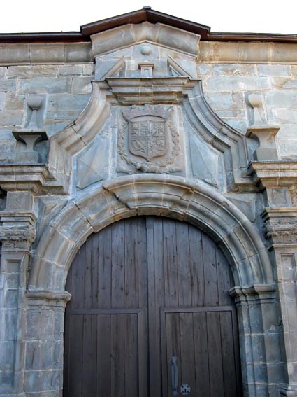 Porte baroque de l'église.