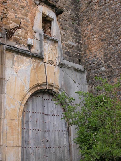 Porte blasonnée du monastère.