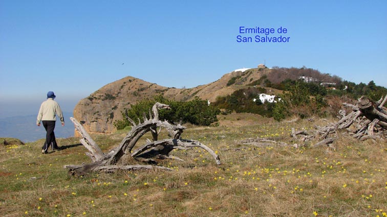 Nous apercevons l'ermitage San Salvador à l'Ouest, juché au sommet des falaises.