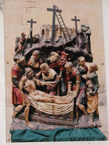 Copie du rétable évoquant la mise au tombeau du Christ, dont la pièce originale se trouve au centre d'interprétention que l'on peut visiter dans le monasterio nuevo.