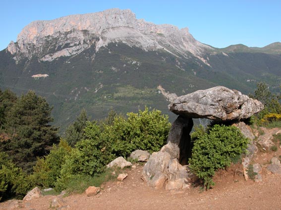 Le dolmen de Tella: "Piedra de Vasar" avec le Castillo Mayor à l'arrière-plan.