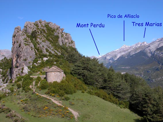 L'ermitage "de los Santos Juan y Pablo" avec le massif du Mont Perdu sur la droite.