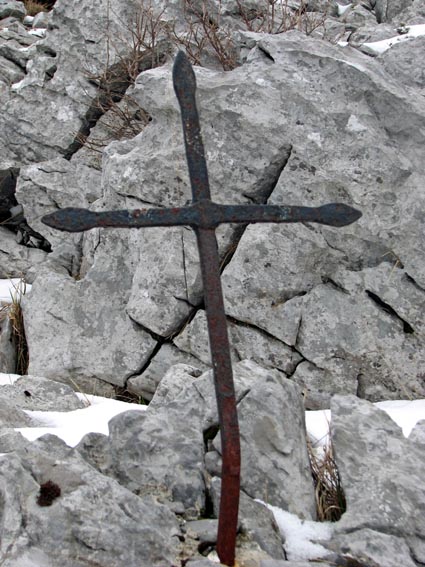 Des petites croix métalliques sont disposées le long du sentier, telles un chemin de croix