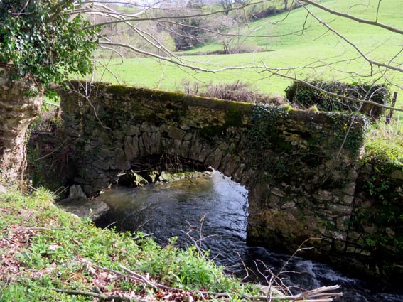 Les vestiges d'un pont en maçonnerie