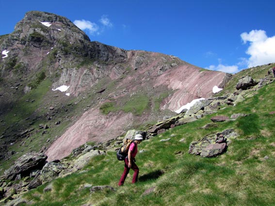 Les roches rouges veinées de blanc à gauche du col de Couecq sont superbes.