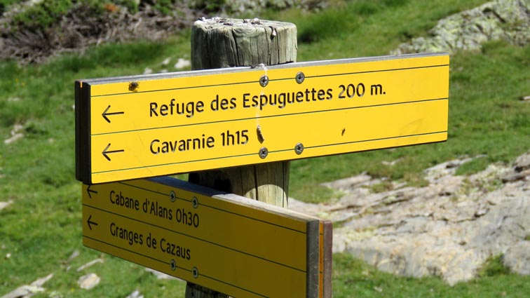 Un panneau annonce le refuge des Espuguettes à 200m