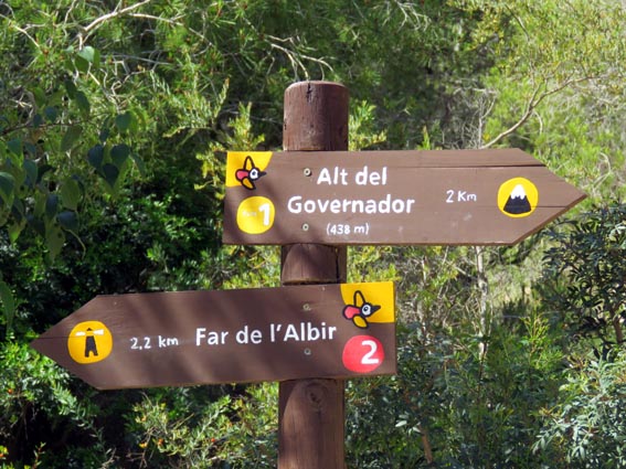 Le Faro del Albir est annoncé à 2,200km, sur un panneau, mais un sentier monte sur la droite en direction de l'Alto del Gobernador qui se trouve à 2km et 438m d'altitude.