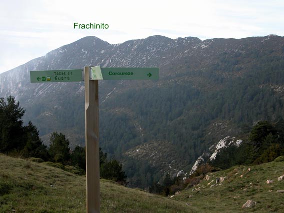 Le panneau du col de Petreñales et le Frachinito à l'arrière-plan.