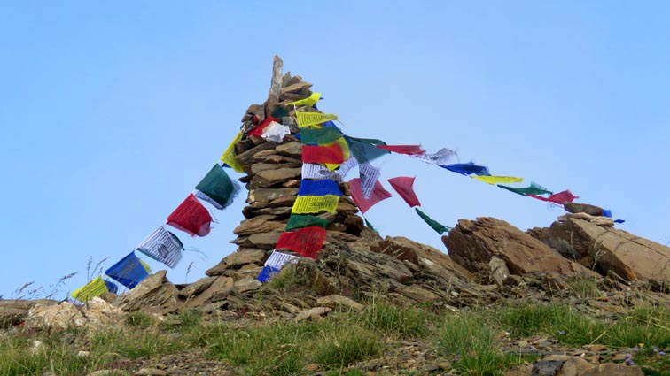 Le sommet du Gallinero marqué par un grand cairn orné de drapeaux de prières.