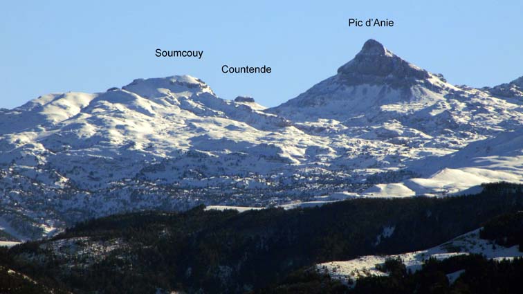 Le Countende apparaît de justesse entre le Soumcouy et le Pic d'Anie.