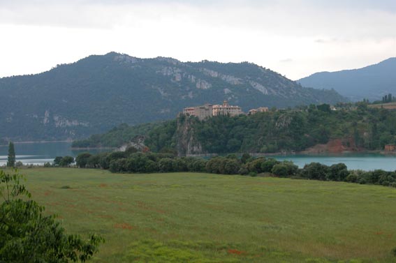 Vue sur le lac d'El Grado et le village de Ligüerre de Cinca.
