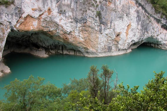 Superbe grotte, baignée par les eaux turquoise du Cinca.