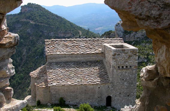 L'ermitage San Miterio y San Celedonio vu de la tour du château.