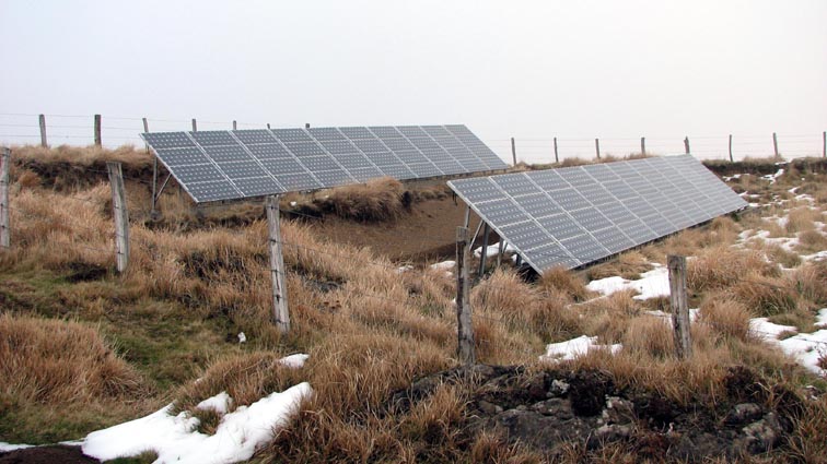 Batterie de panneaux solaires destinés à l'irrigation.