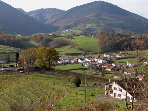 Le village d'Irouléguy et l'Oylarandoy.