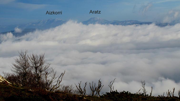 Aizkorri et Arratz, au-dessus des nuages, au Nord.