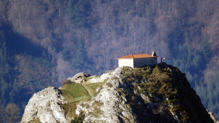 Zoom sur l'ermitage "Santa Krutz", juché au sommet de l'éperon rocheux d'Aitzorrotz