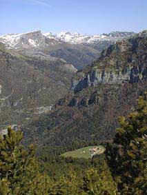 En bas: refuge de Gabardito, en haut à gauche Chipeta alto et au fond les sommets d'Aspe.