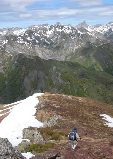 La descente de l'arête Est, avec le massif d'Ansabère à l'arrière plan.