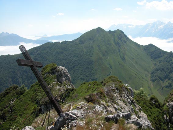 La croix du sommet, avec le Pic de Gerbe et le Cinq Monts.