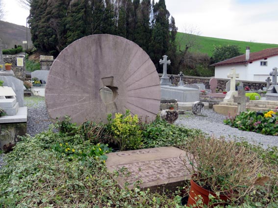 Meule sur une tombe du cimetière d'Itxassou