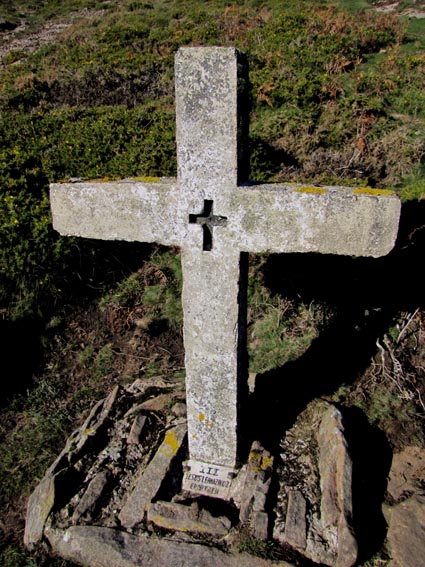 Une croix du chemin de croix, avec une plaquette en langue basque pour désigner chaque station.