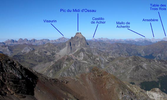 L'Ossau et les sommets de la vallée d'Aspe à l'arrière plan.