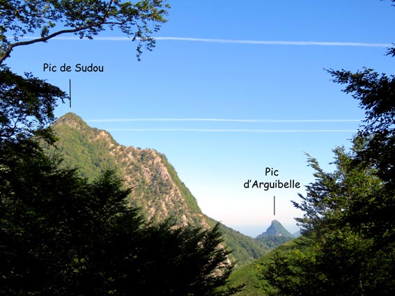 Le Pic d'Arguibelle qui pointe à droite du Pic de Sudou.