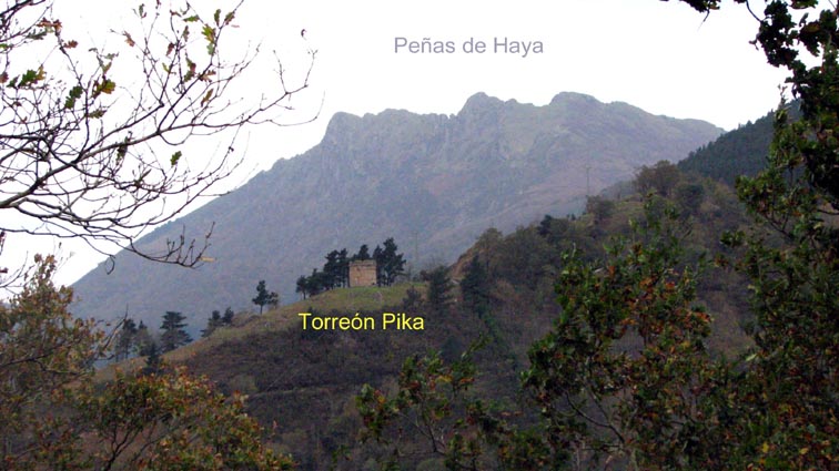 Au premier plan des Peñas, nous remarquons une étonnante tour: "El Torreón de Pika".