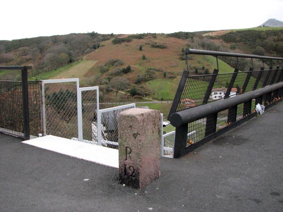 La borne frontière n°12 a été conservée au sommet des escaliers d'accès à la venta Peio.